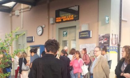 Treno cancellato all'improvviso, pendolari infuriati a Rivarolo