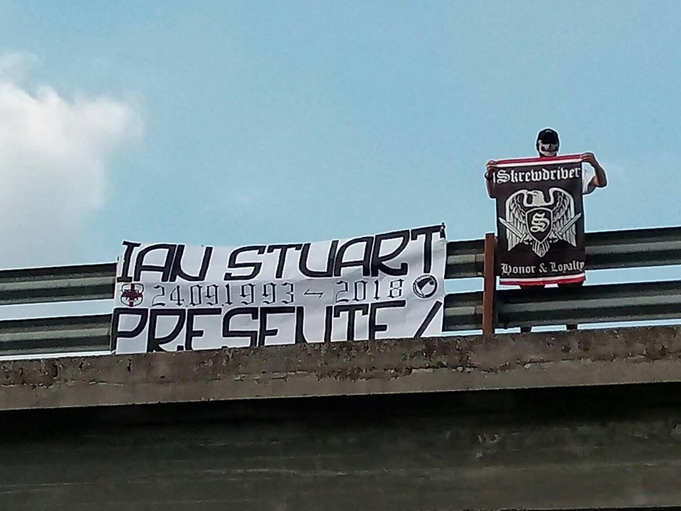 Striscione Rebel Firm e Resistenza Nazionale a Ivrea per ricordare Ian Stuart