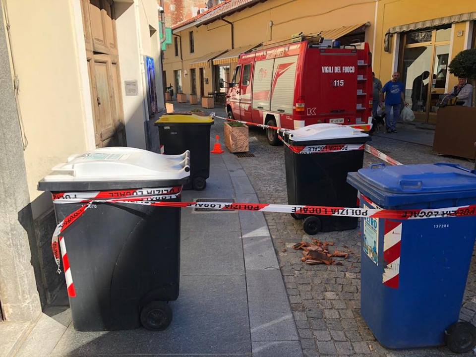 Caselle, cadono tegole in strada