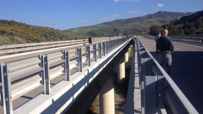 Cade intonaco da viadotto sulla A26