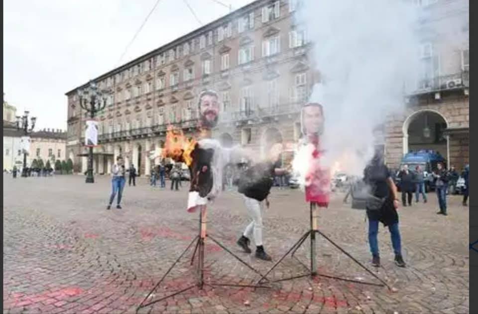Attiviste denunciate per i fantocci di Di Maio e Salvini in fiamme