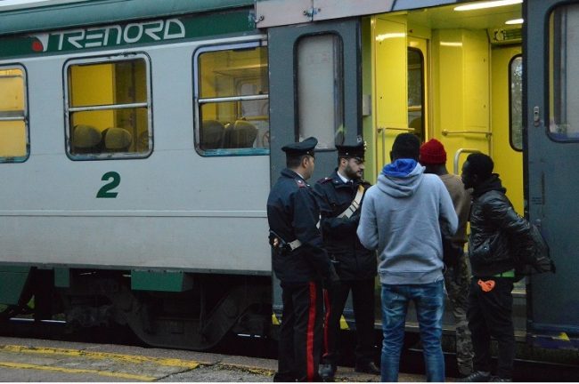Molestate sul treno da un nigeriano: studentesse salvate da giovane rom