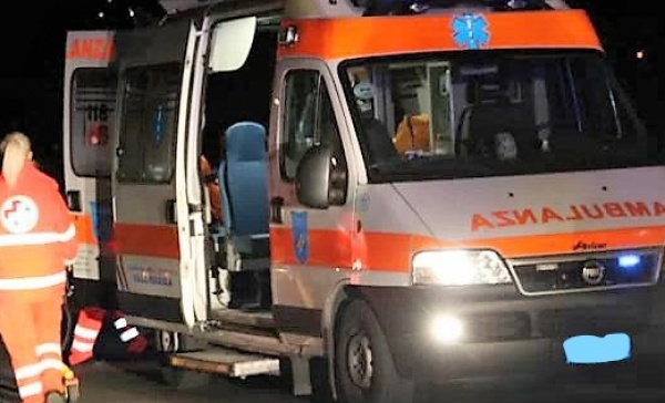 Gli va di traverso un boccone, un uomo finisce in coma