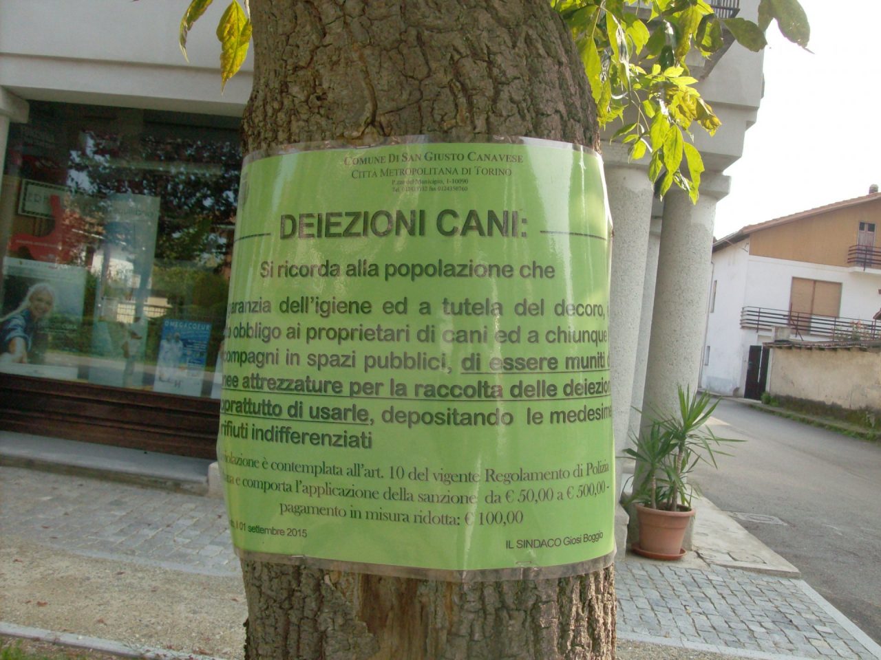 Avvisi a San Giusto per raccogliere le deiezioni canine