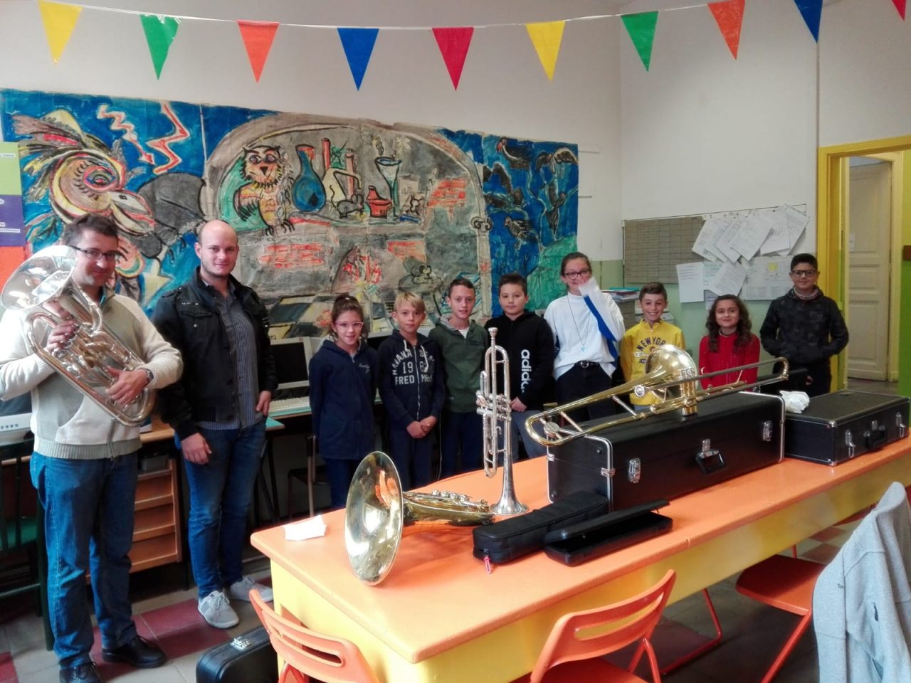Salto e Priacco: piccoli studenti a lezione con la banda musicale di Cuorgnè