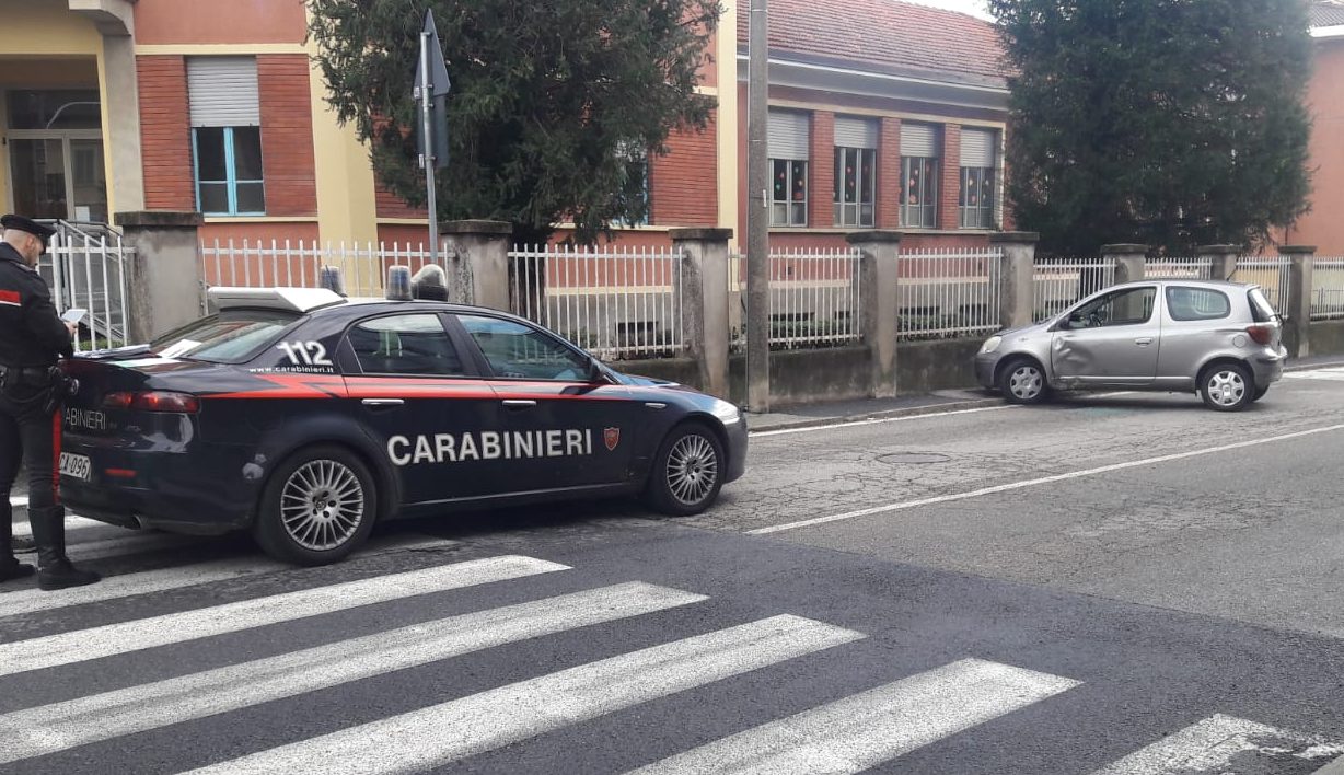 Scontro auto e moto davanti alla scuola di Castellamonte
