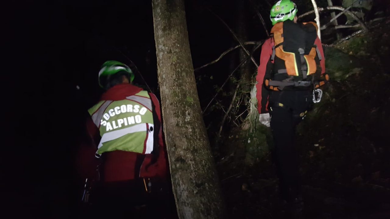 Soccorso alpino e vigili del fuoco in azione a Rueglio, in salvo due cercatori di funghi