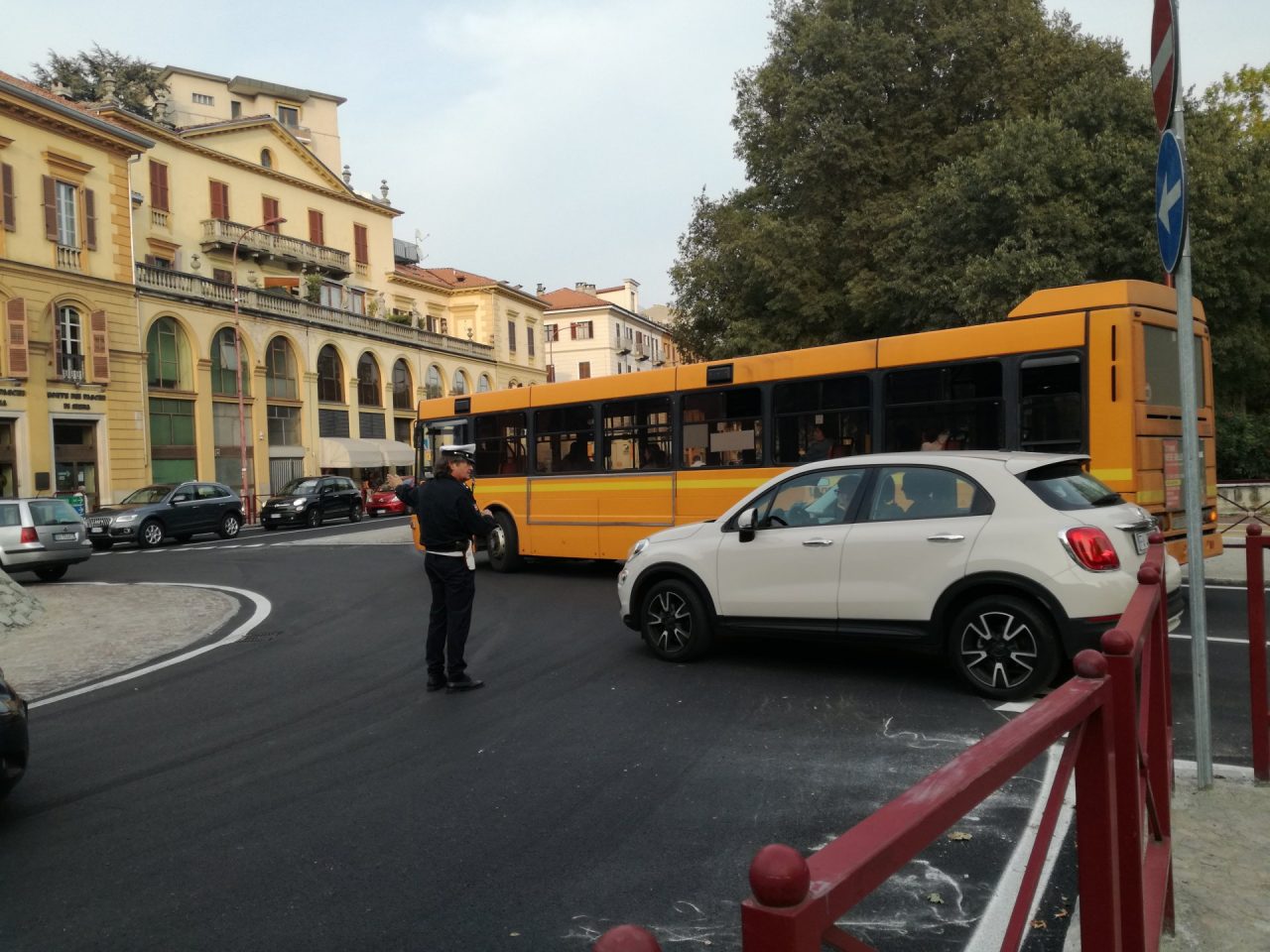 Traffico in tilt alla nuova rotonda in centro (VIDEO)