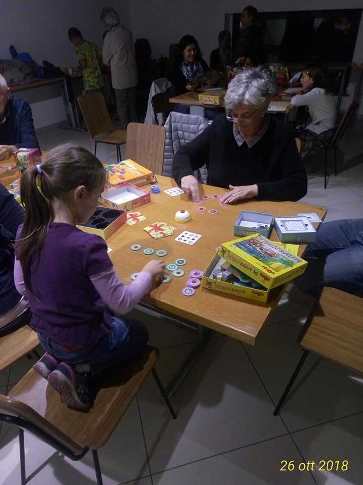 Il sindaco Tea Enrico di Salerano gioca coi bambini