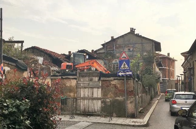 Abbattuto a Leini il rudere davanti a piazza Ferrero