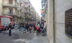 Crolla la scala di un palazzo, 14 famiglie evacuate | FOTO