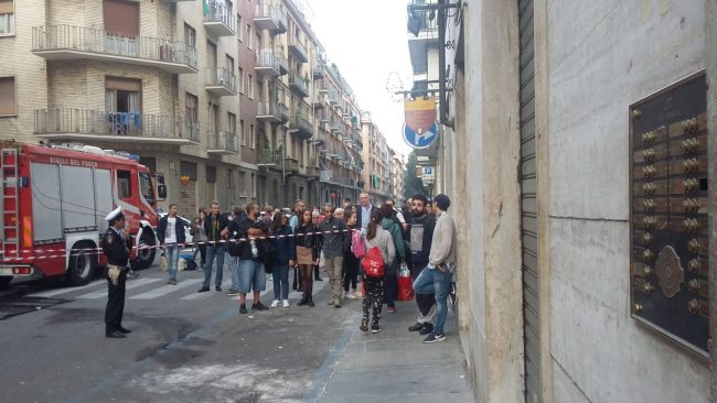 Crolla la scala di un palazzo, 14 famiglie evacuate | FOTO