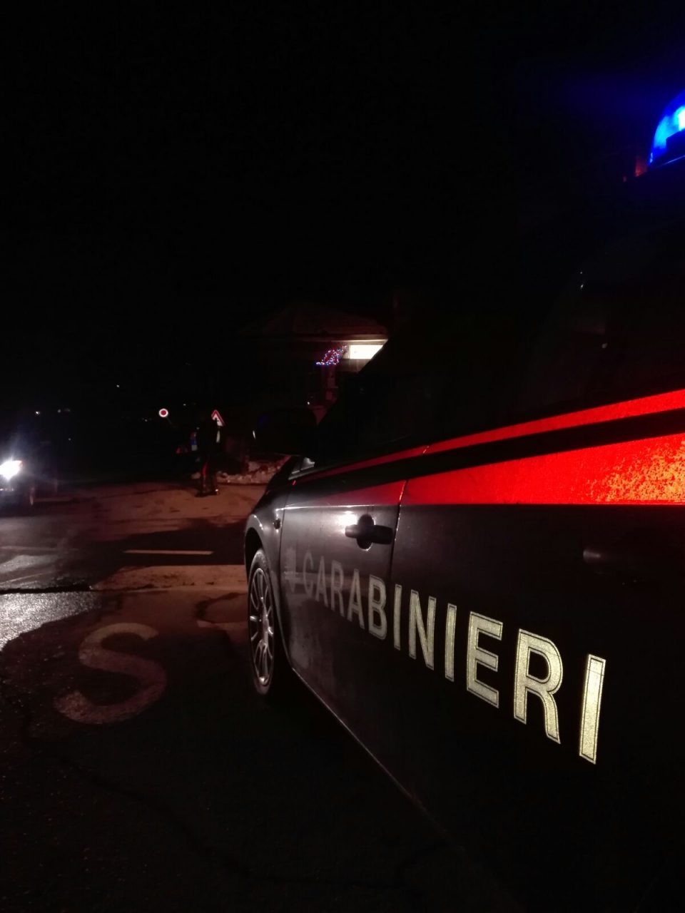 Topo d'appartamenti fermato da una pensionata