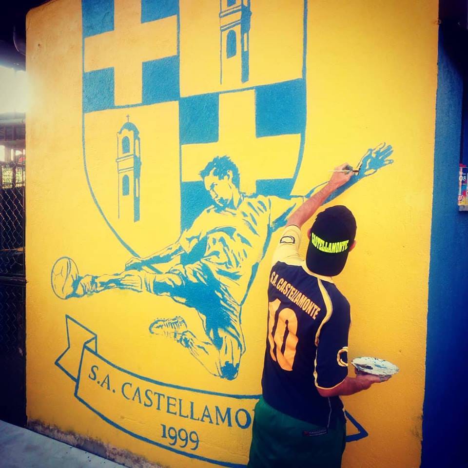 Corrado Bianchetti disegna un murales al campo di Castellamonte | VIDEO