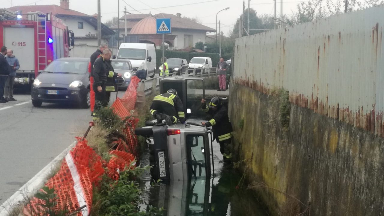 Auto nella roggia, incidente a Favria | FOTO e VIDEO