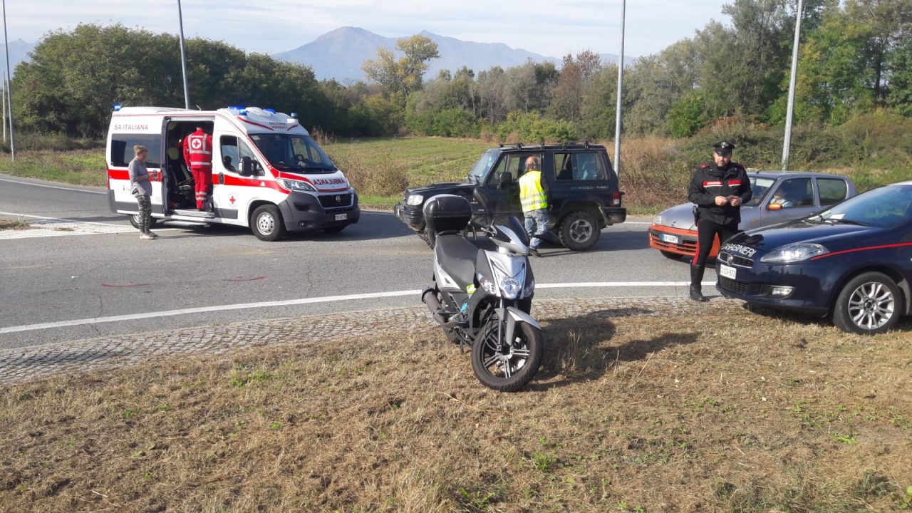 Auto contro scooter sulla SP53 a Ozegna