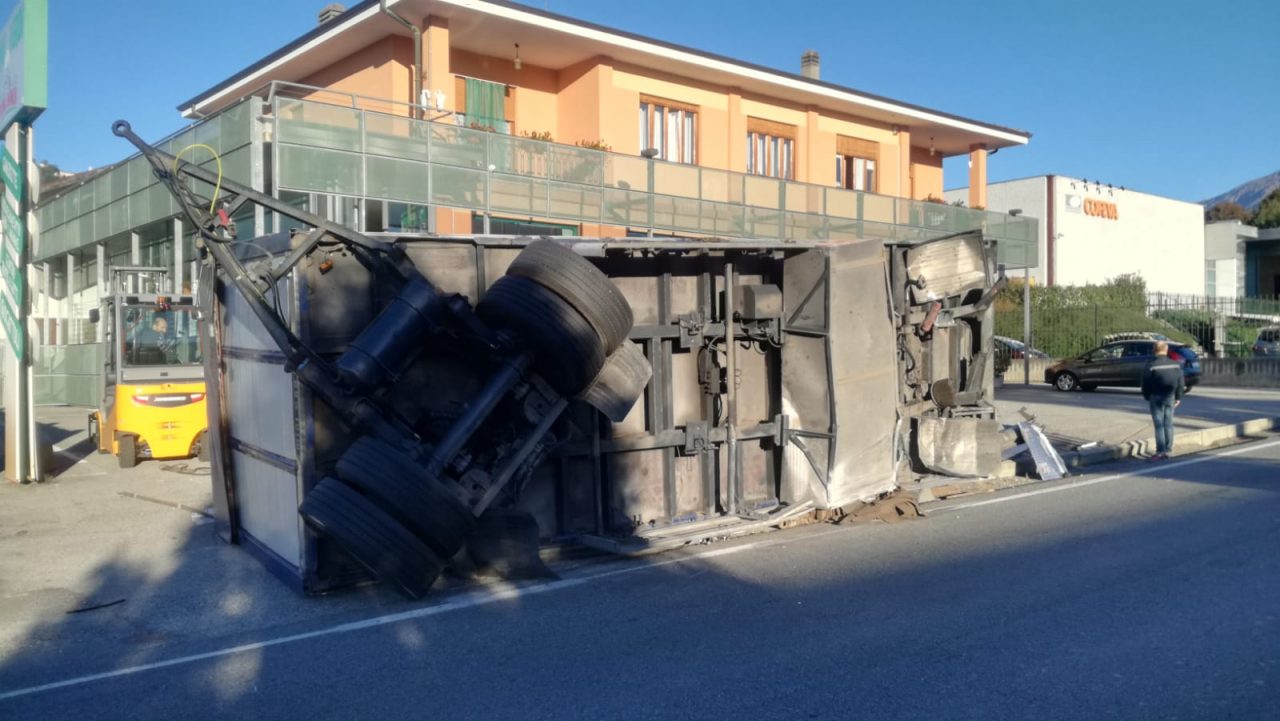 Camion ribaltato a Valperga | FOTO