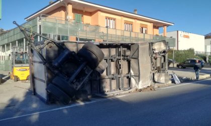 Camion ribaltato a Valperga | FOTO