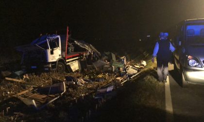 Camion si ribalta, morto camionista di San Maurizio Canavese | FOTO e VIDEO