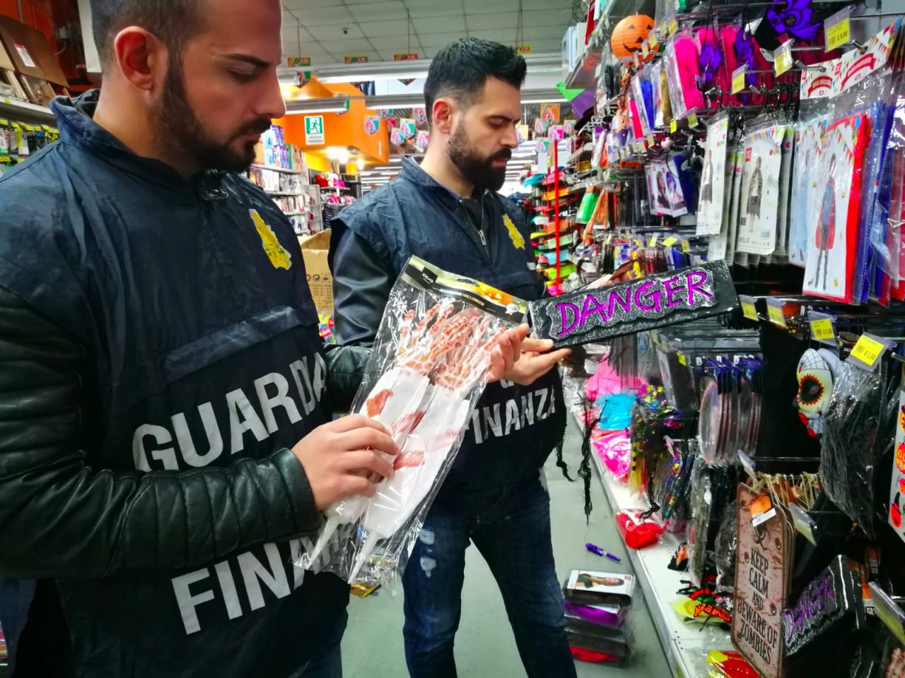 Maschere Halloween, giocattoli e parrucche, prodotti pericolosi sequestrati | VIDEO
