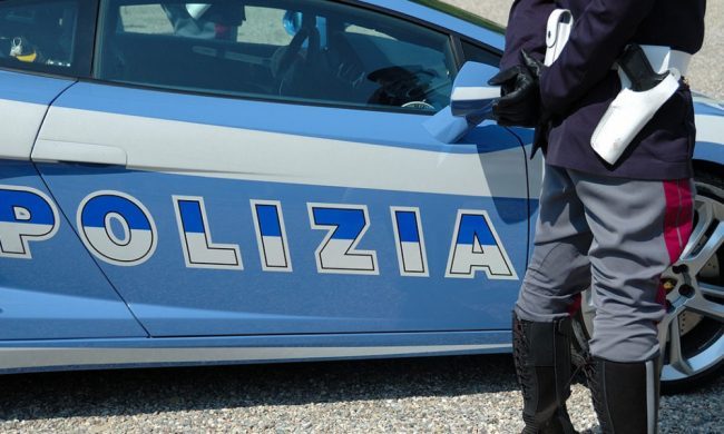 Maltrattamenti in famiglia, aggredisce moglie e figlio e li chiude fuori casa