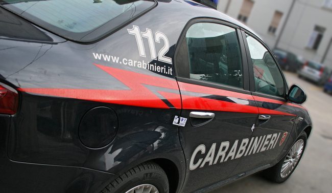 Aggredisce e prende per il collo l’ex compagna: 54enne arrestato per maltrattamenti