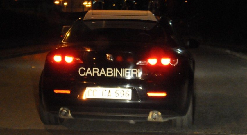 Aggredisce la moglie, la sorella e una vicina con un’ascia
