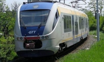 Tenta il suicidio sotto il treno, il macchinista la salva