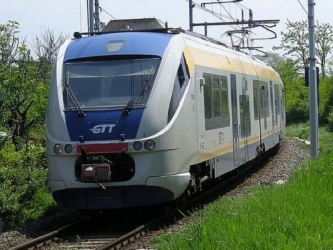 Tenta il suicidio sotto il treno, il macchinista la salva