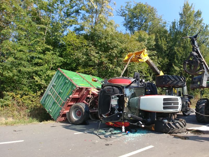 Trattore  si ribalta: agricoltore ferito