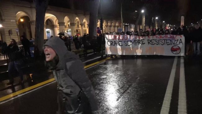 Droga a casa della maestra che insultò la polizia durante il corteo