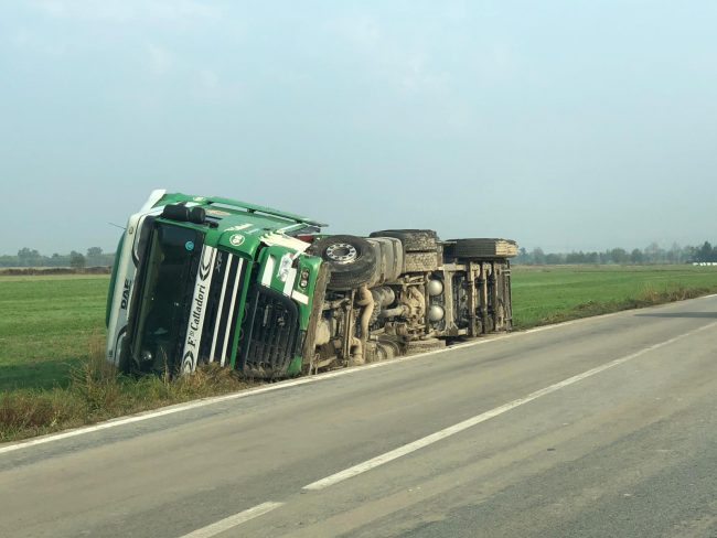 Tir si ribalta e finisce fuori strada sulla SS 26 a Caluso