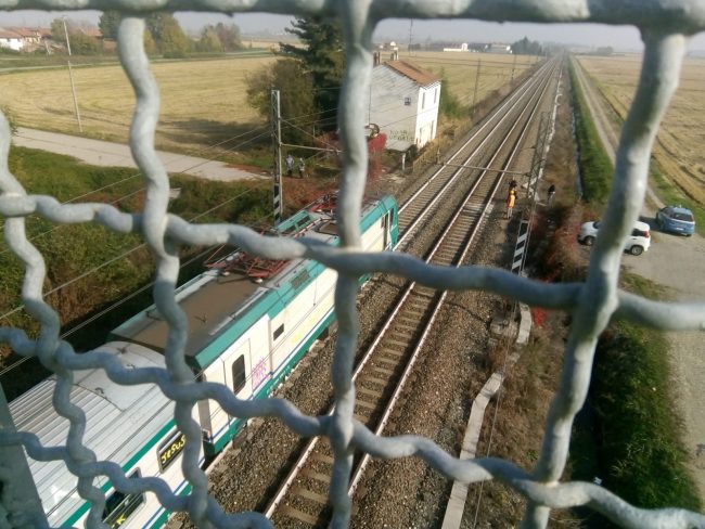 Si getta dal treno in corsa sulla linea Torino-Milano, morto giovane migrante