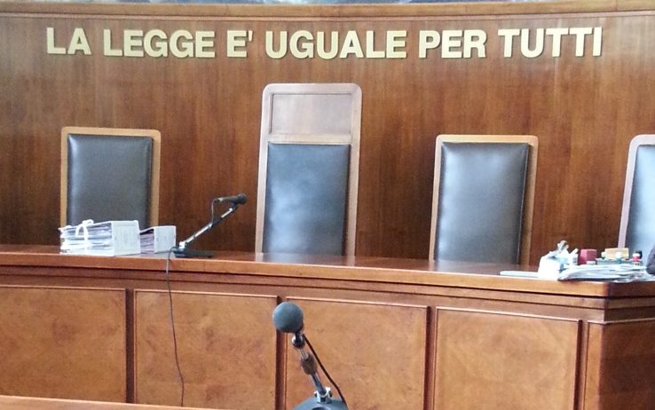 Insulti razziali ad una ragazzina sul bus: 60enne rinviato a giudizio