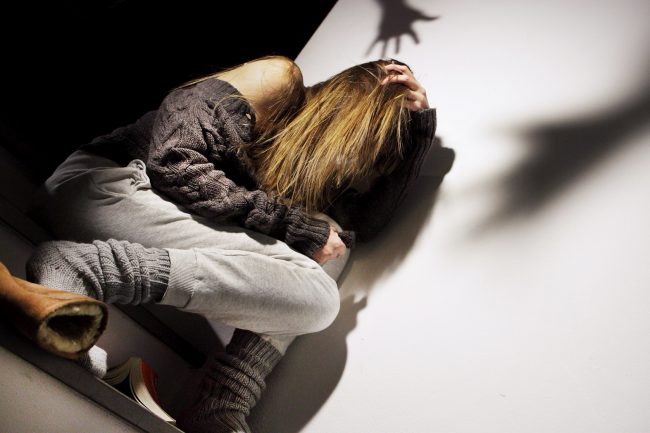 Dopo la festa di compleanno, violenta e picchia la vicina di casa