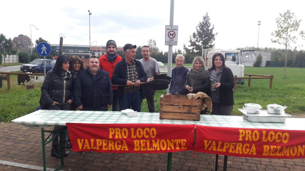 Pro loco Valperga Belmonte: la castagnata batte anche la pioggia