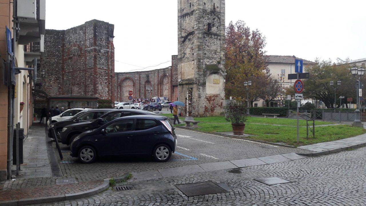 Pensionata 98enne investita in piazza Martiri a Castellamonte