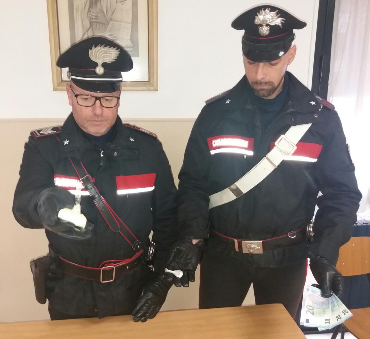 Lancia cocaina dal finestrino dell'auto durante un inseguimento, arrestato