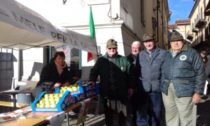 I generosi Alpini di Cuorgnè in piazza per la ricerca contro il cancro
