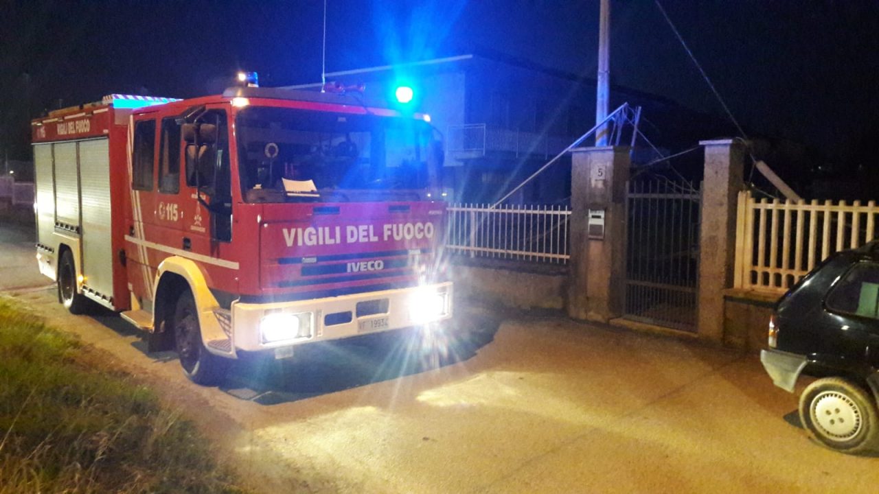 Pali pericolanti a Castellamonte sul posto i Vigili del fuoco