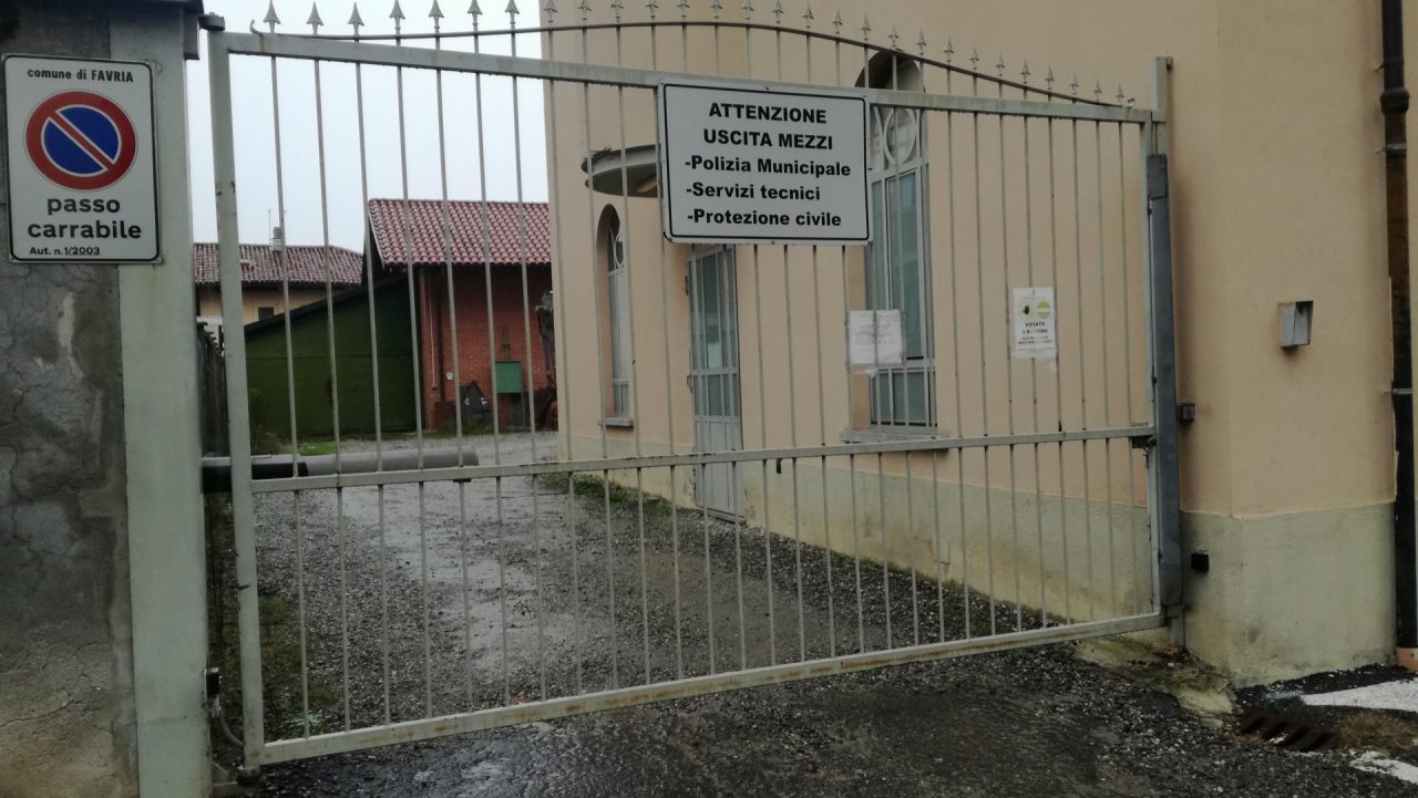 Piazzale del Comune di Favria aperto… ma non a tutti. La polemica