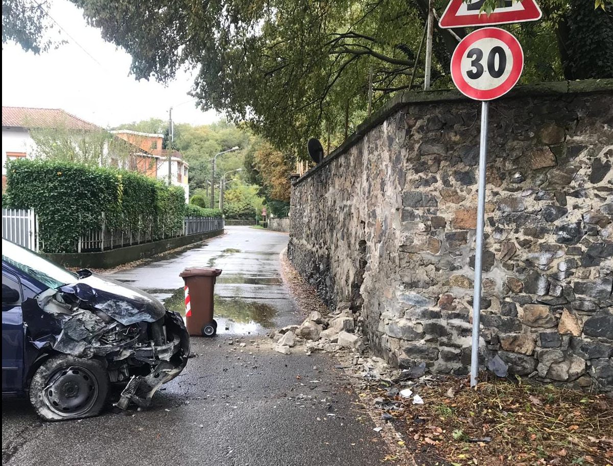 Auto contro muro a Ivrea, il muro diventa pericolante