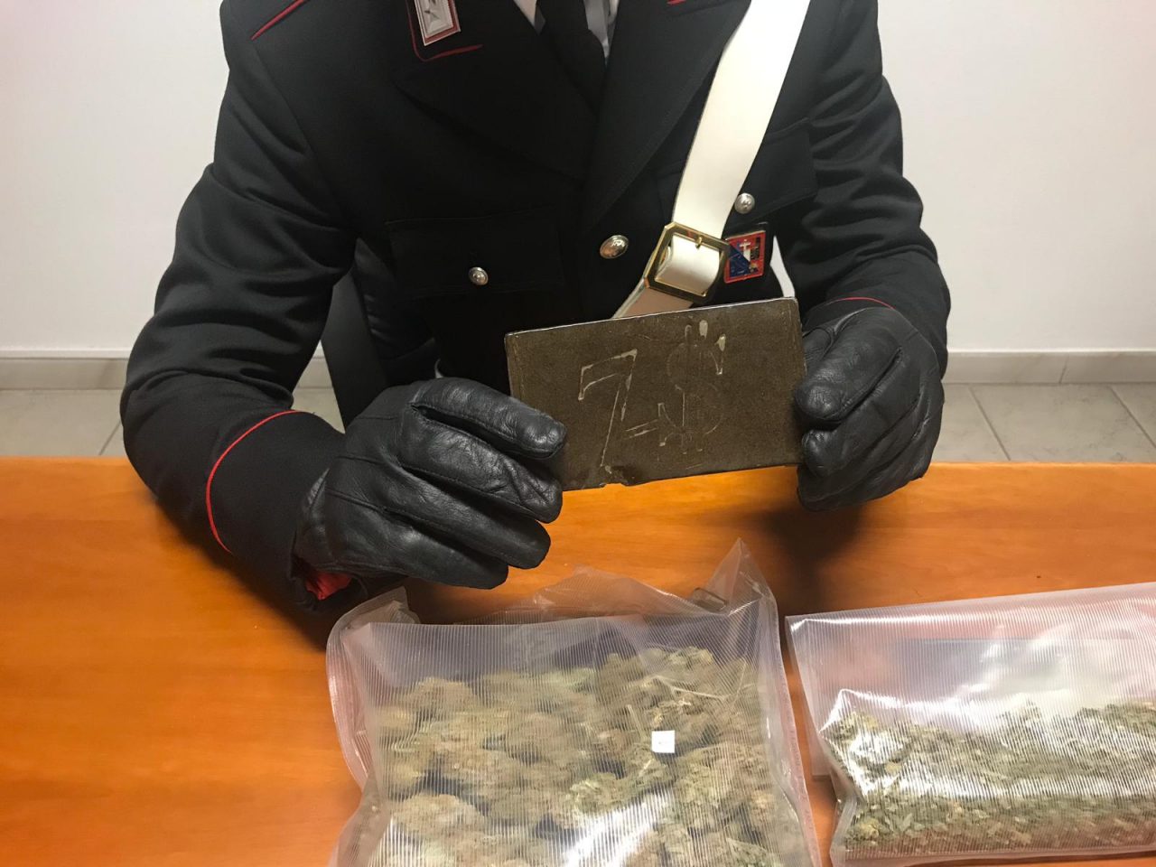 Operaio spacciatore arrestato, riforniva tutto il ciriacese