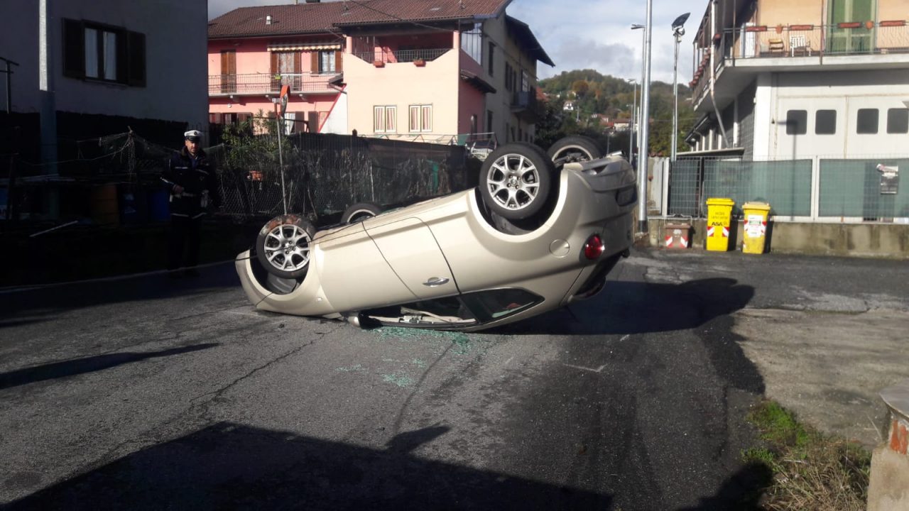 Auto si ribalta a Cuorgnè