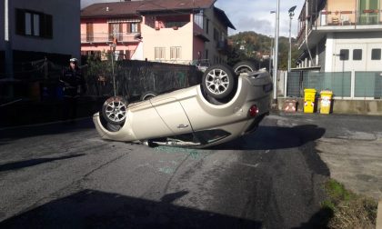 Auto si ribalta a Cuorgnè