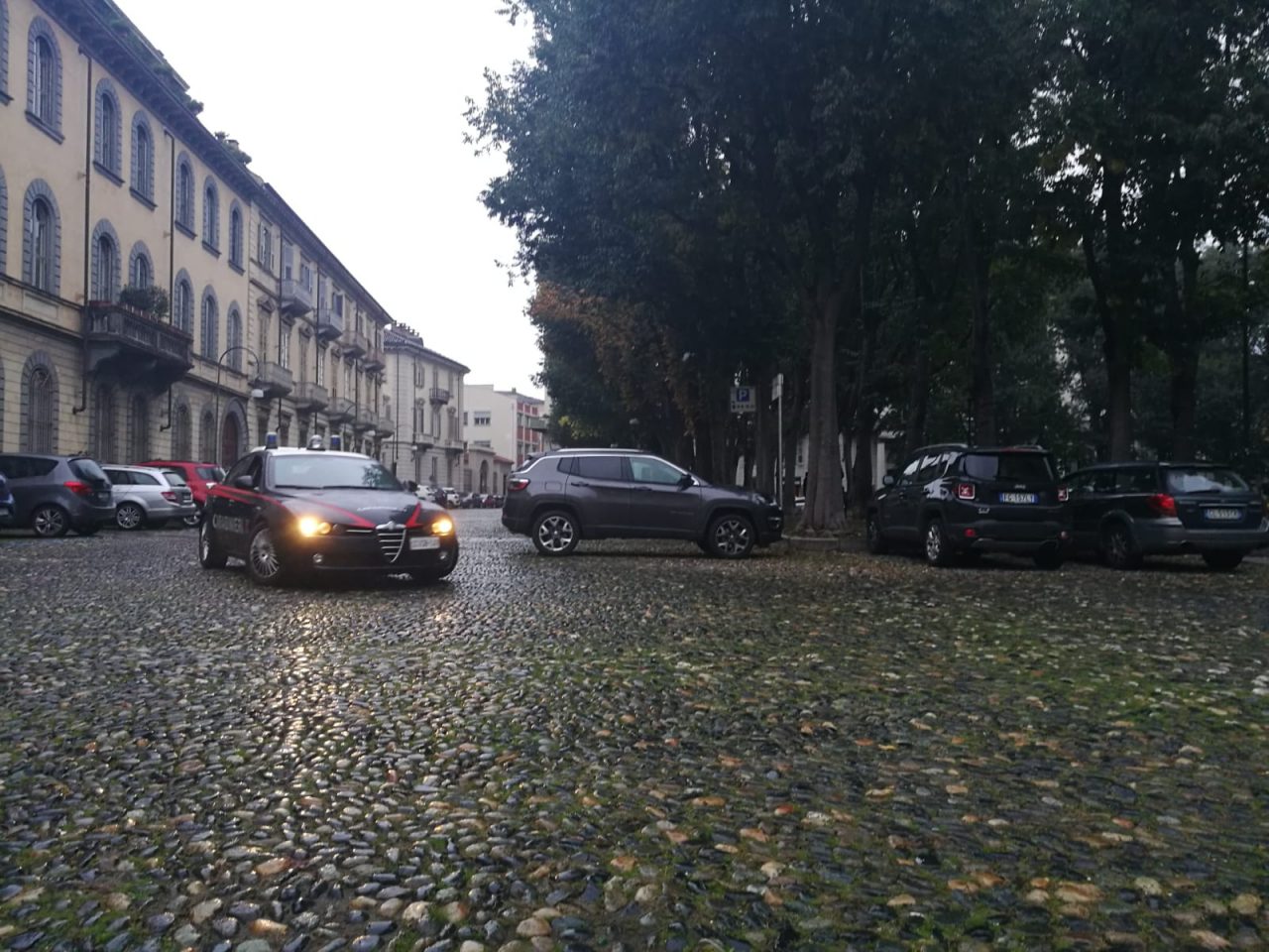 Giovani annoiati picchiano due coetanei in pieno centro