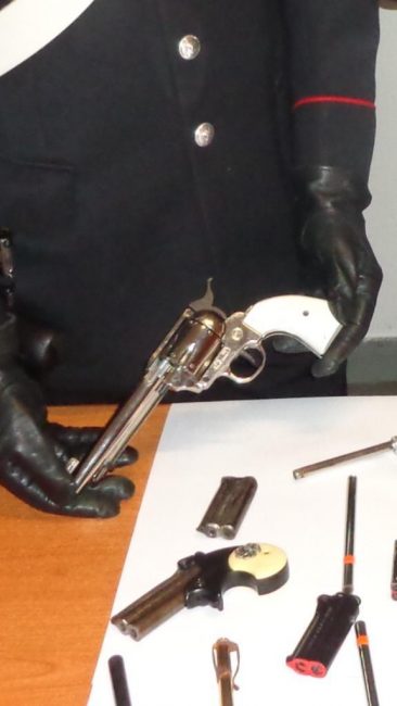 Artigiano delle pistole arrestato a San Benigno: le pistole giocattolo sparavano proiettili veri