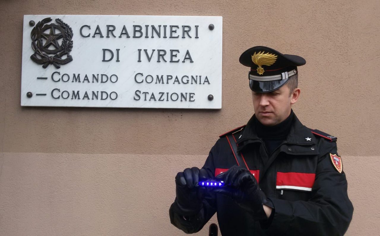 Lampeggianti della polizia in auto, castellamontese denunciato