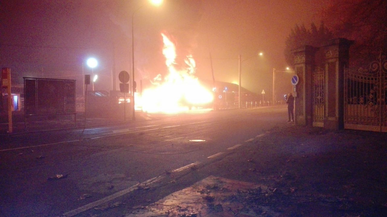 Bus incendiati a Ciriè, i video delle fiamme in diretta
