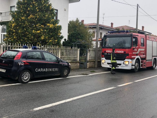 Trova “una bomba” nel muro, intervengono gli artificieri